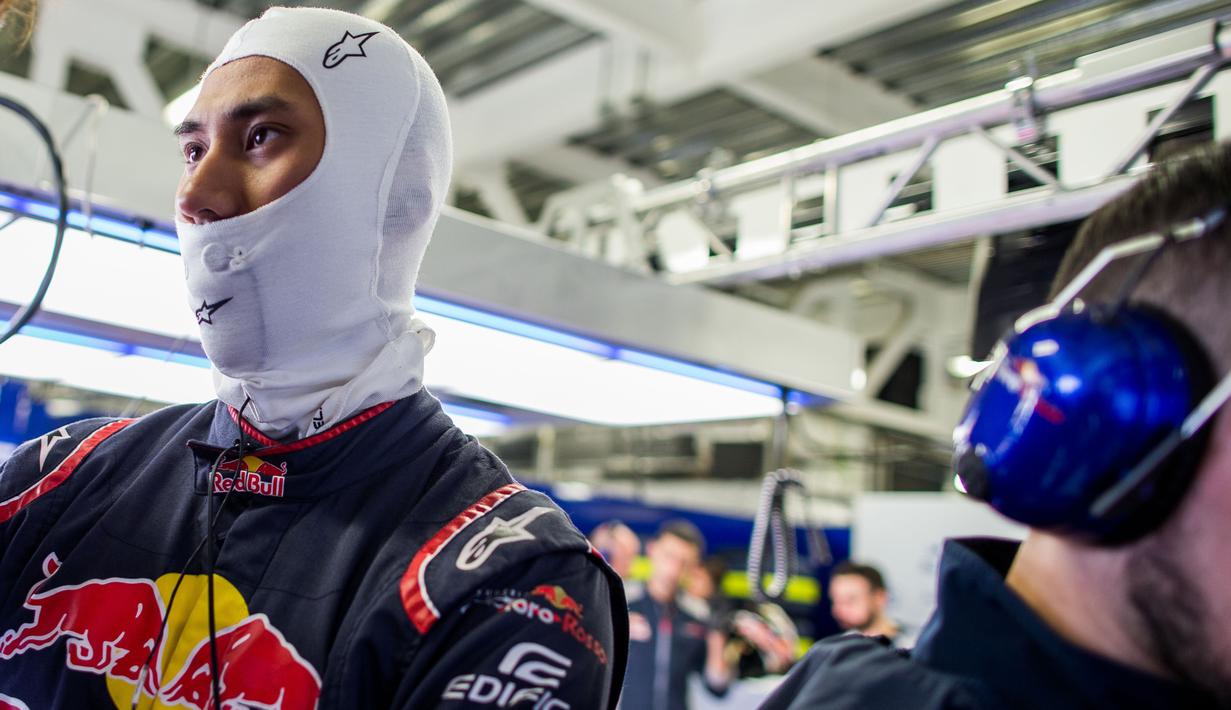Sean Gelael dari Scuderia Toro Rosso bersiap melakukan sesi latihan bebas F1 GP Mexico di Autodromo Hermanos Rodriguez, Meksiko, (27/10/2017). Sean menempati urutan ke-17. (Peter Fox/Getty Images/AFP)