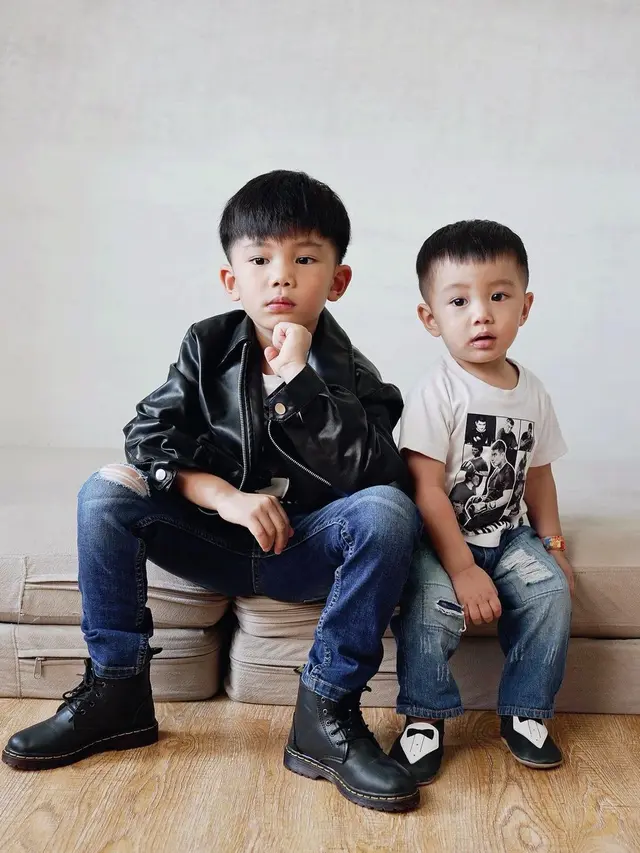 Gaya Rock 'n' Roll Tiffany Soetanto dan Kedua Putranya yang Dukung Chef Arnold Bertarung Tinju