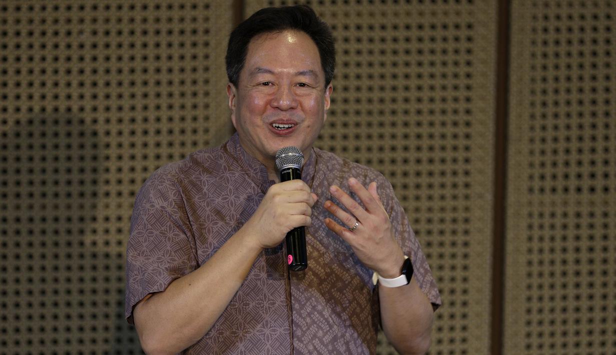 Presiden Direktur Djarum Foundation, Victor Hartono, memberikan sambutan saat pemberian apresiasi bonus Drarum Foundation untuk Mohammad Ahsan di Galeri Indonesia Kaya, Jakarta, Rabu (4/9). Djarum Foundation beri bonus Rp 550 juta untuk Ahsan. (Bola.com/Yoppy Renato)