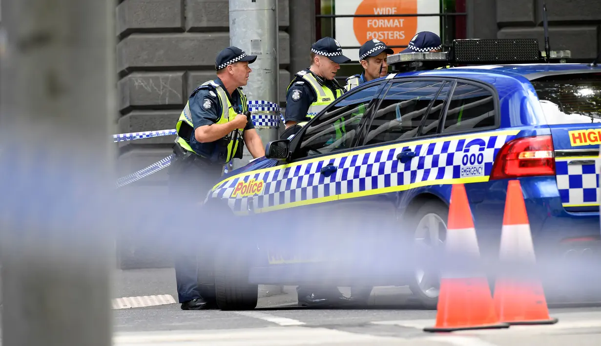 Petugas kepolisian memblokade lokasi dimana sebuah mobil menghantam para pejalan kaki di pusat kota Melbourne, Australia, Jumat (20/1). Seorang pria diduga sengaja menabrakkan mobilnya ke arah pejalan kaki di Jalan Bourke. (AP Photo/Andrew Brownbill)