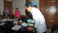 Jokowi Sibuk Kemasi Buku-buku dari Ruang Kerja Gubernur DKI