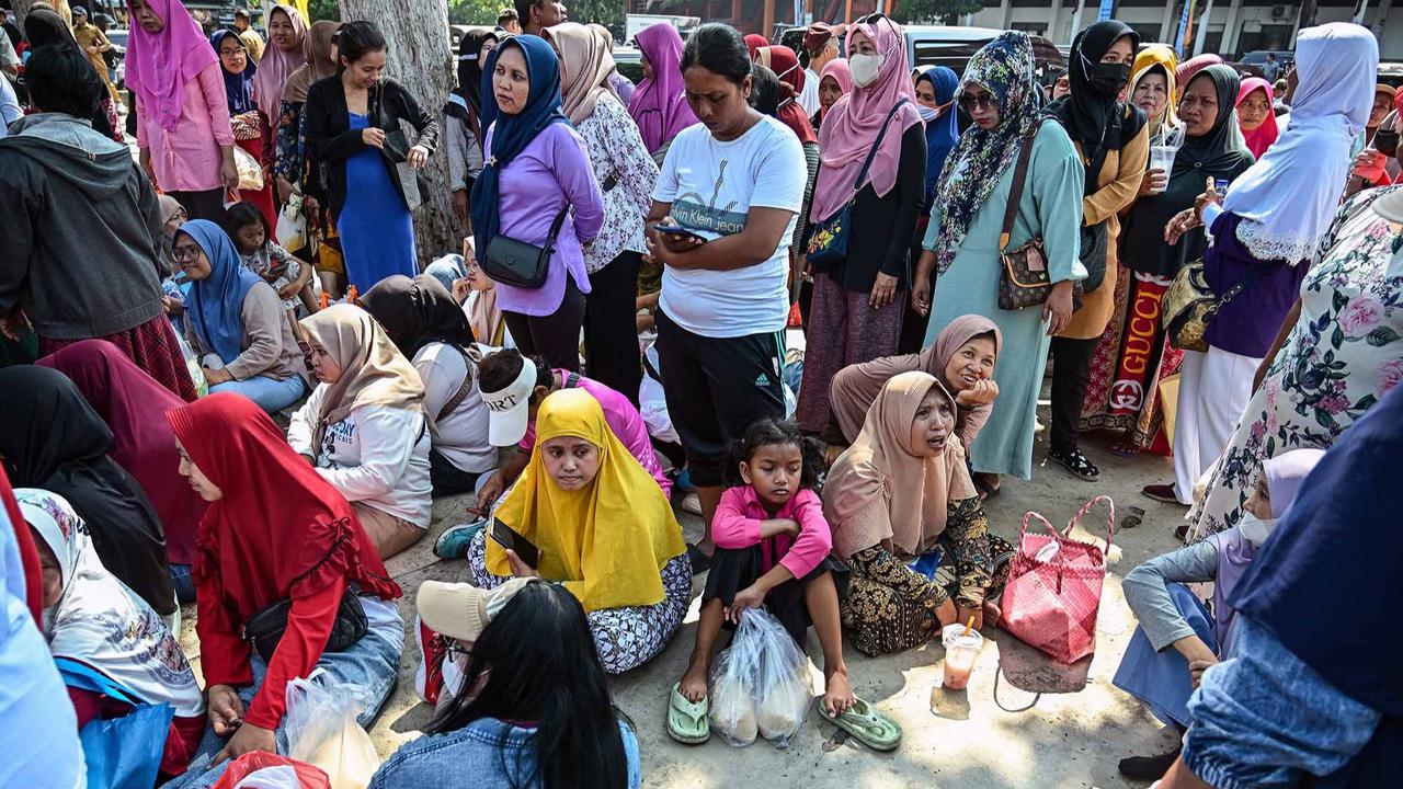FOTO: Antrean Panjang di Surabaya, 10 Ton Beras Murah Ludes Diserbu Warga