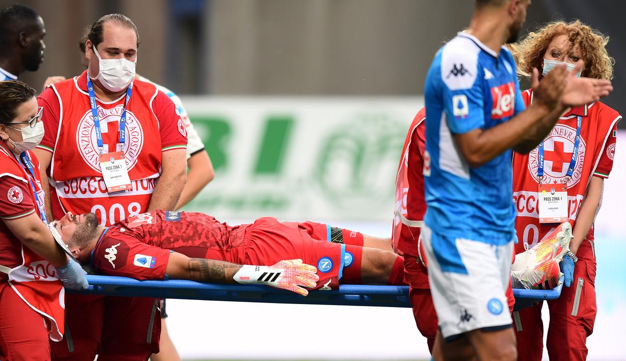 Kiper Napoli, David Ospina, mendapatkan perawatan tim medis ketika mengalami cedera laga Napoli kontra Atalanta pada Jumat (3/7/2020). Ospina yang coba menghalau bola berbenturan dengan Mario Rui dan Mattia Caldara dan mengalami cedera pendarahan di bagian kepala. (AFP/Miguel Medina)