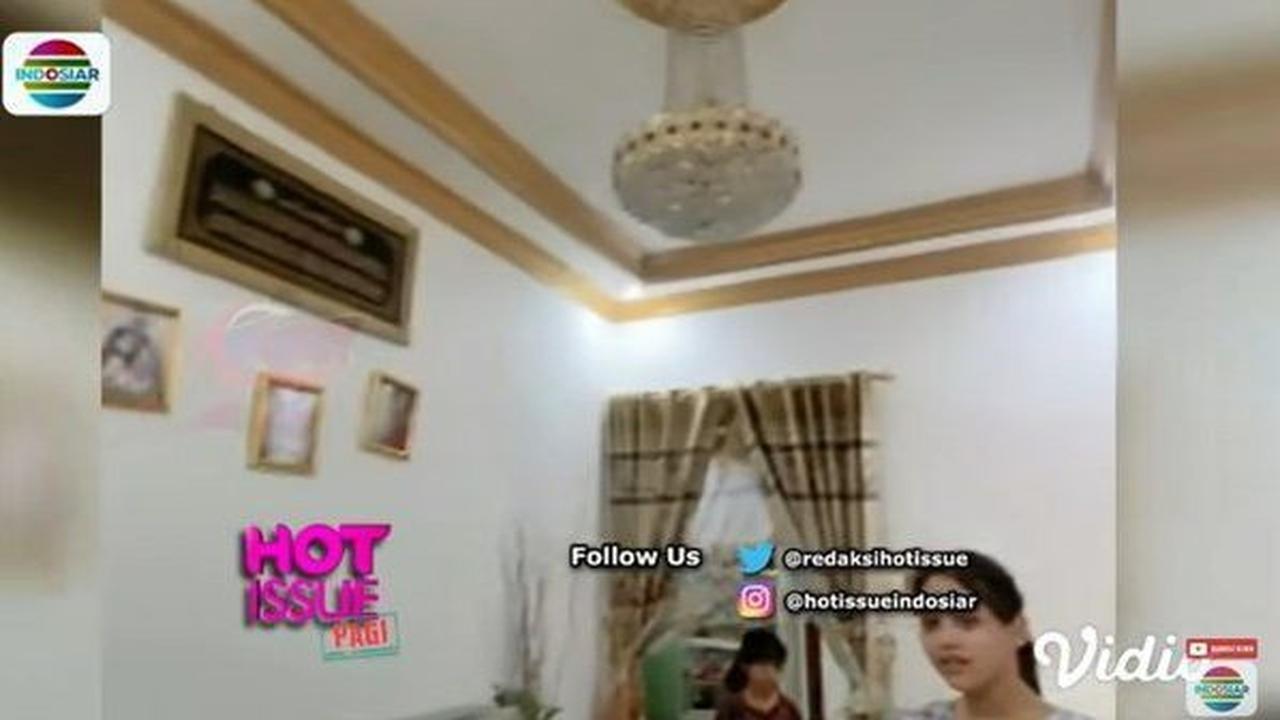 Rumah Putri terlihat dihiasi dengan ornamen emas