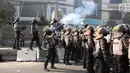 Polisi menembakkan gas air mata ke arah massa perusuh di kawasan Slipi, Jakarta Barat, Rabu (22/5/2019). Massa perusuh melempari aparat kemanan dengan batu. (Liputan6.com/Gempur Muhammad Surya)