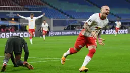 Bek RB Leipzig, Angelino, melakukan selebrasi usai mencetak gol pertama RB Leipzig ke gawang Manchester United dalam laga lanjutan Liga Champions 2020/21 Grup H di RB Arena, Leipzig, Selasa (8/12/2020). RB Leipzig menang 3-2. (AFP/Annegret Hilse/Pool)