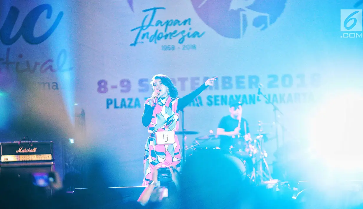 Penyanyi jazz Andien Aisyah memeriahkan panggung Jak-Japan Matsuri 2018 di Plaza Tenggara, Senayan, Jakarta, Sabtu (8/9). Andien membawakan empat lagu, yakni Sahabat Setia, Rindu Ini, Indahnya Dunia dan Moving On. (Liputan6.com/Faizal Fanani)