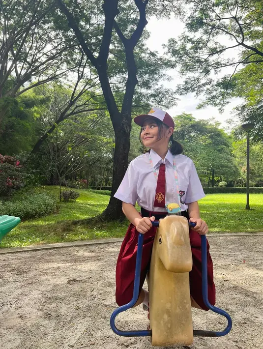 "Bandel nih lagi pada bolos. yang paling ujung kiri, ketua genk. kebayang gak sih ini series kaya apa... #CintaDuaMasa @vidiooriginals,"  tulis  Prilly sebagai keterangan foto  yang diunggah 4 April. [Instagram/prillylatuconsina96]