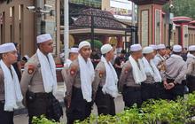 Kawal Demo di Bulan Ramadan: Polisi Pakai Peci dan Sorban, Polwan Pakai Kerudung Putih