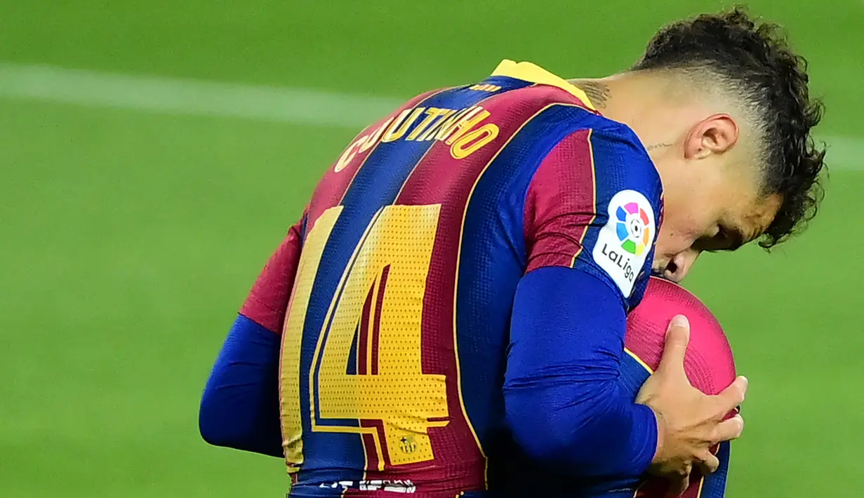 Philippe Coutinho. Mengenakan jersey bernomor 14 dan 7 selama 3 musim di Barcelona, dirinya belum tampil maksimal seperti yang diharapkan. Padahal, saat mengenakan jersey nomor 10 di Liverpool, ia tampil luar biasa. Sepeninggal  Messi, ia layak dicoba mewarisi nomor 10. (Foto: AFP/Lluis Gene)
