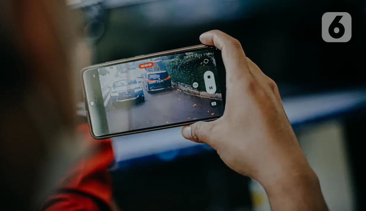 Jurnalis mengambil gambar layar yang menampilkan  video rekaman CCTV di komplek Polri Duren Tiga saat berlangsungnya sidang lanjutan kasus pembunuhan berencana terhadap Brigadir Nopriansyah Yosua Hutabarat atau Brigadir J dengan terdakawa Ferdy Sambo dan Putri Candrawathi di PN Jakarta, Selasa (29/11/2022). Ferdy Sambo serta Putri Candrawathi menghadiri sidang dengan agenda pemeriksaan saksi tersebut. (Liputan6.com/Faizal Fanani)