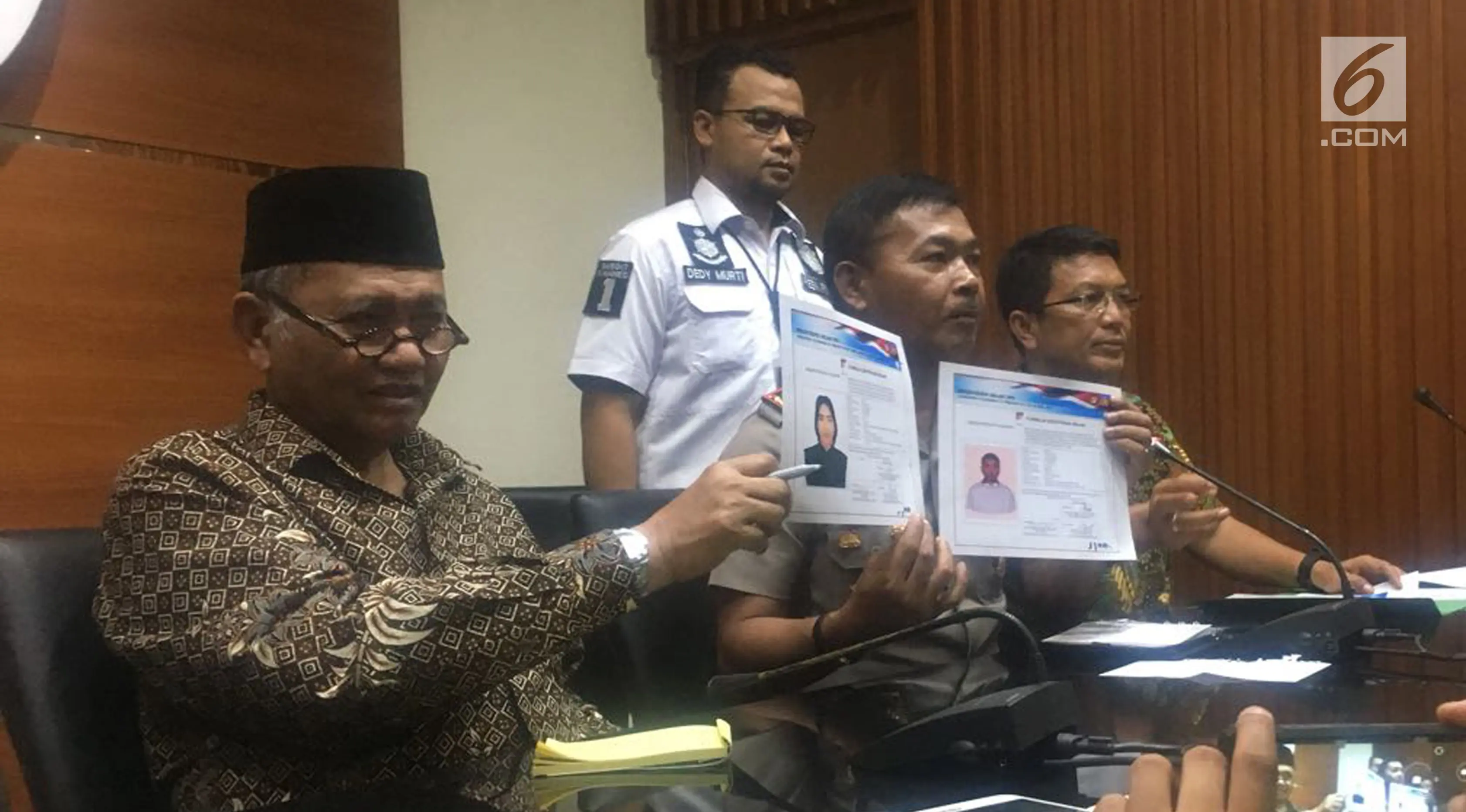 Ketua KPK Agus Rahardjo (kiri) dan Kapolda Metro Jaya Irjen Idham Azis (tengah) menampilkan sketsa pelaku yang diduga penyerang Novel Baswedan, Jumat (24/11). (Liputan6.com/Fachrur Rozie)