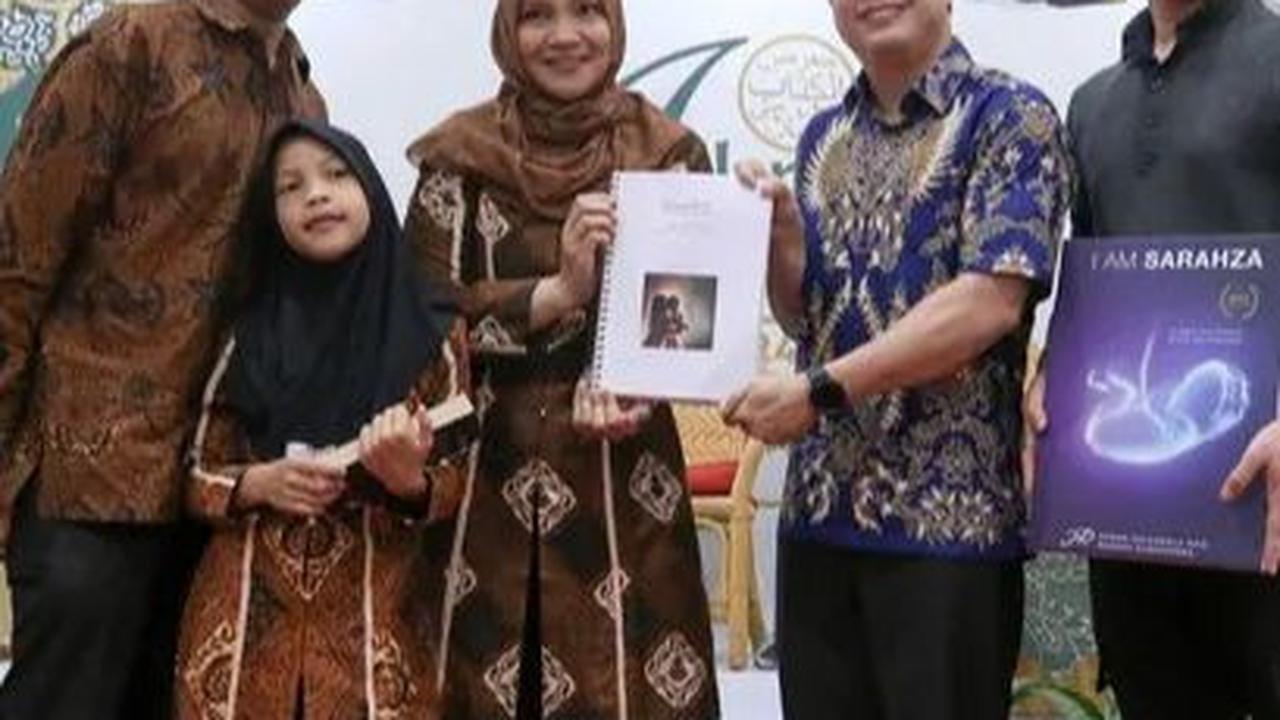 Executive Produser SinemArt, David Setiawan Suwarto (kedua kanan) berfoto bersama penulis novel 'I Am Sahraza' dalam event Islamic Book Fair (IBF) di Jakarta Convention Center (JCC), Jakarta, Rabu (14/8/2024).&nbsp;Novel bertajuk 'I Am Sarahza' karya pasa
