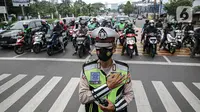 Petugas gabungan Polisi dan pengguna jalan Mengheningkan sejenak di Kawasan Jalan Fatmawati Jakarta, Sabtu (10/7/2021). Kegiatan mengheningkan cipta selama 60 detik tersebut bentuk penghormatan kepada mereka yang telah wafat karena covid-19. (Liputan6.com/Faizal Fanani)