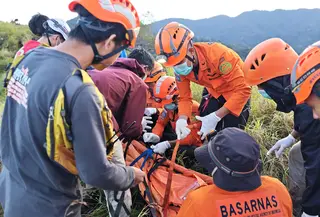 Tim SAR mengevakuasi pendaki gunung yang meninggal tersambar petir. (istimewa)