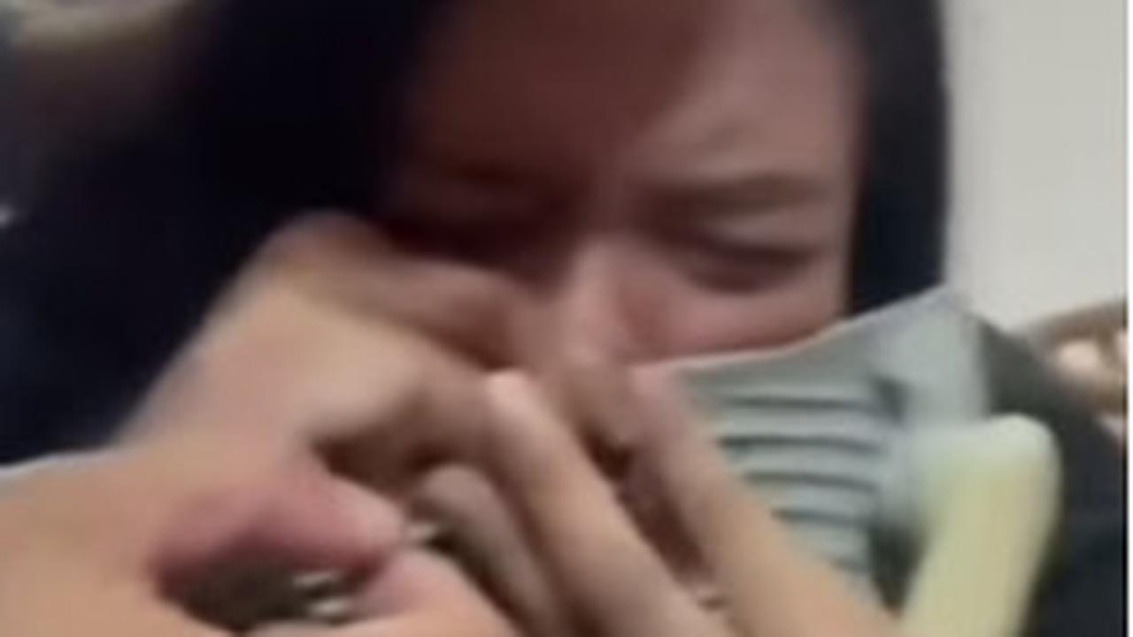 Kocak, Anting Wanita Ini Nyangkut di Kursi Langsung Dievakusi ke Kantor Damkar