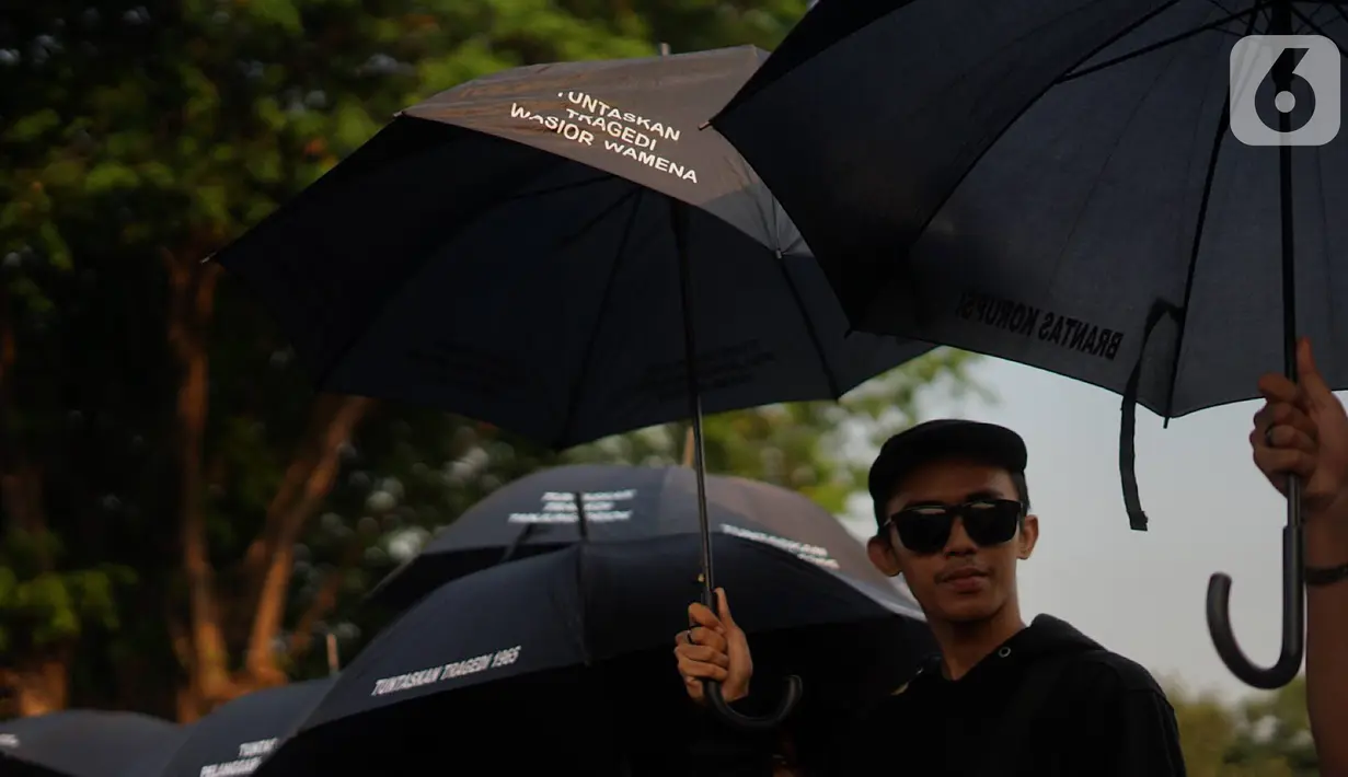 Aktivis Jaringan Solidaritas Korban untuk Keadilan mengikuti aksi Kamisan di depan Istana Merdeka, Kamis (24/10/2019). Aksi ke-607 mengkritisi pelantikan Prabowo Subianto sebagai Menteri Pertahanan yang dianggap bertanggung jawab atas sejumlah kasus pelanggaran HAM. (Liputan6.com/Immanuel Antonius)