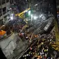 Evakuasi korban flyover di India yang runtuh pada Kamis 31 Maret 2016 malam waktu setempat. (Reuters)