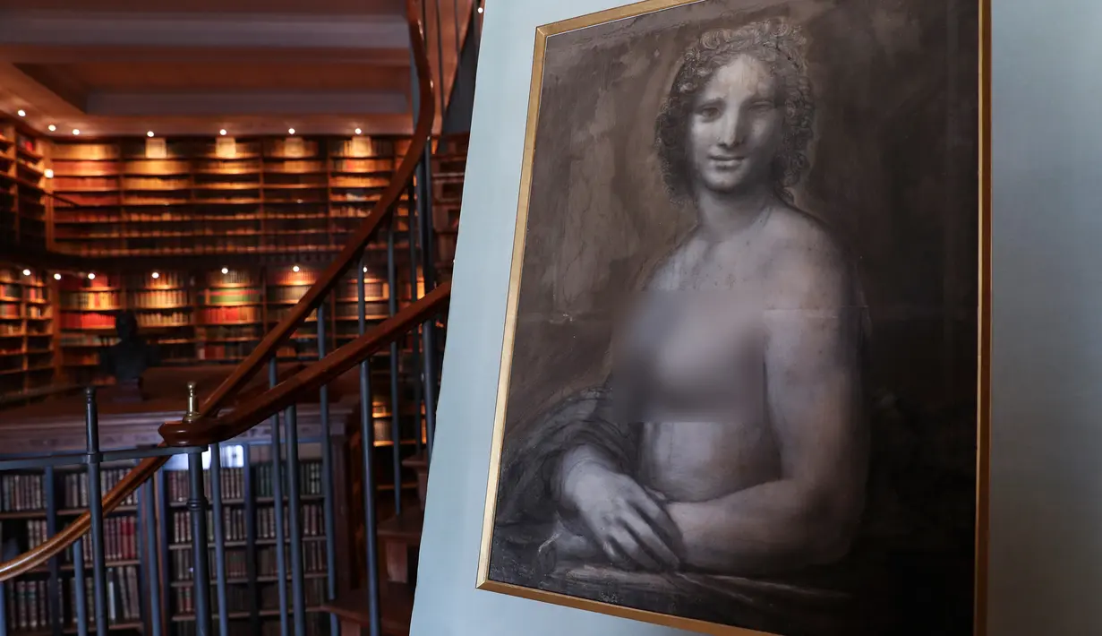 Lukisan 'Monna Vanna' atau dikenal dengan 'Mona Lisa Telanjang' ditunjukkan di Museum Conde, Chantilly, Prancis, Senin (11/3). Para ahli seni meneliti lukisan dari arang tersebut selama beberapa bulan. (Kenzo Tribouillard/AFP)