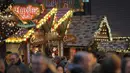 Orang-orang mengunjungi pasar Natal tradisonal pada hari pembukaannya di Frankfurt am Main, Jerman, Senin (25/11/2019). Sesuai dengan namanya, tempat ini adalah sebuah pasar yang bertemakan Natal. (Photo by Daniel ROLAND / AFP)