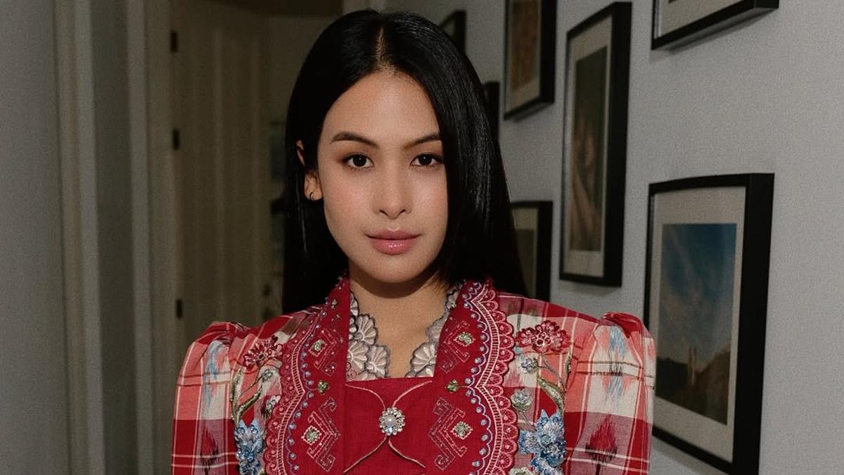 Tampilan Edgy Maudy Ayunda Saat Kenakan Kebaya dengan Gaya Teknik Layering
