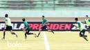 Aksi para pemain Sriwijaya FC saat melakuka sesi uji coba lapangan  di Stadion Manahan, Solo, Jumat (24/2/2017). Sriwijaya akan melawan Arema pada laga perempat final Piala Presiden 2017. (Bola.com/Nicklas Hanoatubun)