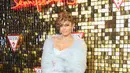Jennifer Lopez berpose di karpet merah acara kampanye Guess 2018 di Los Angeles, 31 Januari 2018. J.Lo menggunakan sepasang anting gantung model chandelier yang harganya mencapai setara dengan Rp 403 juta. (Rachel Murray/Getty Images for Guess, Inc./AFP)