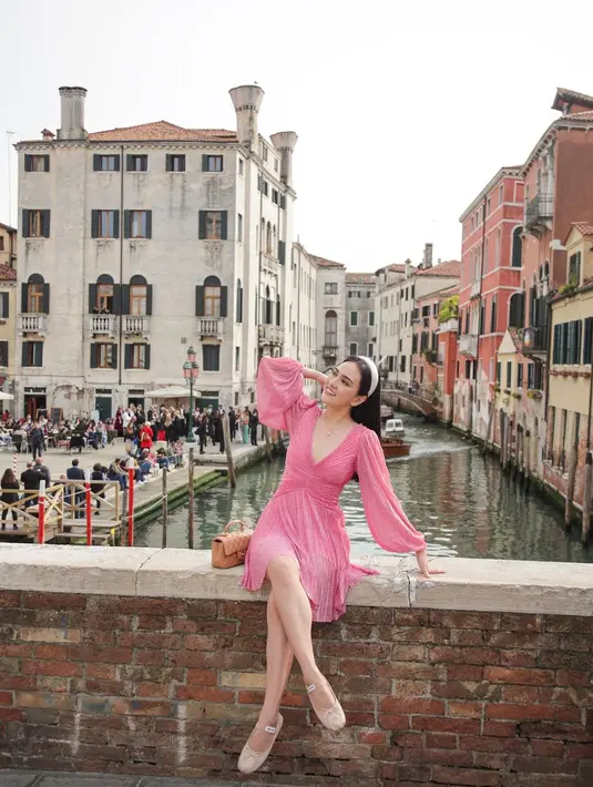 Tampil cantik, Shandy Aulia dibalut summer dress berwarna pink. Dress ini cantik dengan detail garis leher yang dalam dan lengan panjang bersiluet balon. [Foto: Instagram/shandyaulia]