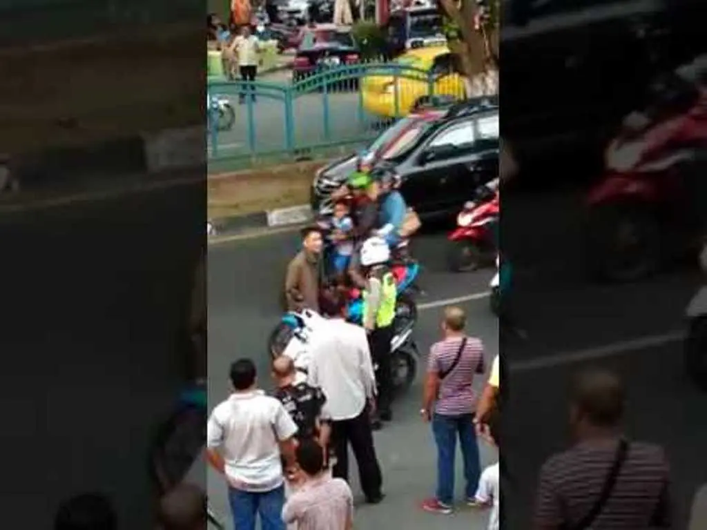 Yoga Fernando saat bertugas dan bertemu oknum TNI AD | Sumber Foto: youtube.com