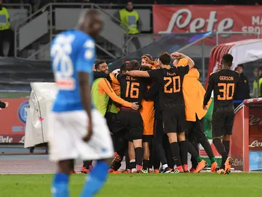 Pemain AS Roma merayakan gol keempat mereka saat melawan Napoli pada pertandingan Liga Italia Serie A di stadion San Paolo di Naples, Italia (3/3). AS Roma berhasil mempermalukan tuan rumah Napoli 2-4. (Ciro Fusco / ANSA via AP)