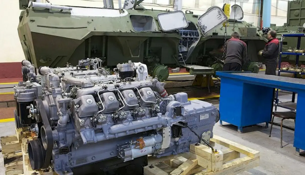Pekerja melakukan pengecekan terhadap tank yang dibuat di pabrik BTRs,  mesin dan alat - alat canggih disematkan pada tank - tank Rusia ini untuk menghadapi kondisi - kondisi perang. (englishrussia.com/E.Golovach)