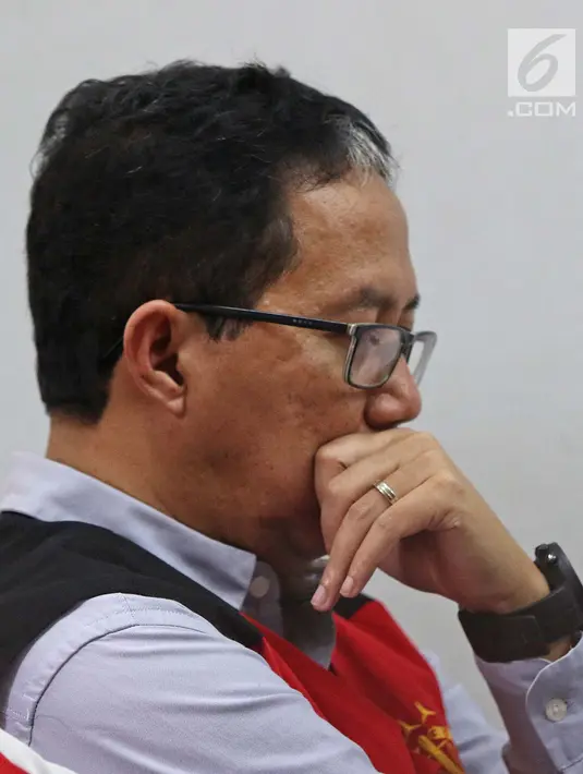 Mantan Plt Ketum PSSI Joko Driyono menjalani sidang lanjutan kasus dugaan penghilangan barang bukti pengaturan skor di PN Jakarta Selatan, Jakarta, Selasa (28/5/2019). Sidang lanjutan Joko Driyono dengan agenda mendengarkan keterangan 4 saksi ahli dan 3 saksi fakta.  (Liputan6.com/Herman Zakharia)