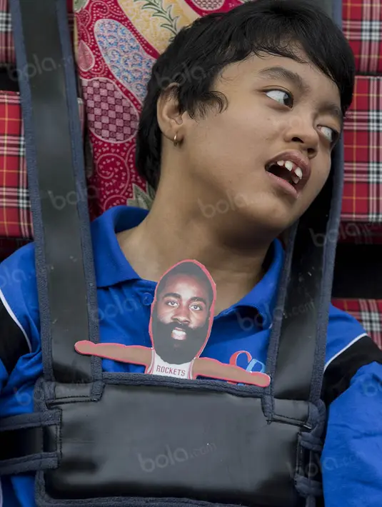 Seorang anak penyandang disabilitas tampak lelah usai mengikuti pelatihan basket bersama Junior NBA. (Bola.com/Vitalis Yogi Trisna)