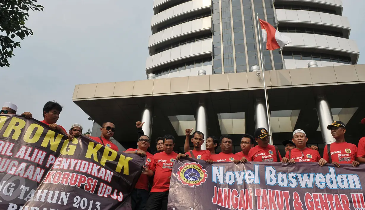 Dukungan bagi penyidik senior KPK, Novel Baswedan terus berdatangan dan meminta aparat kepolisian untuk membongkar dalang dari balik penyerangan tersebut di Gedung Dwi Warna KPK, Jakarta, Senin (17/4). (Liputan6.com/Helmi Afandi)  