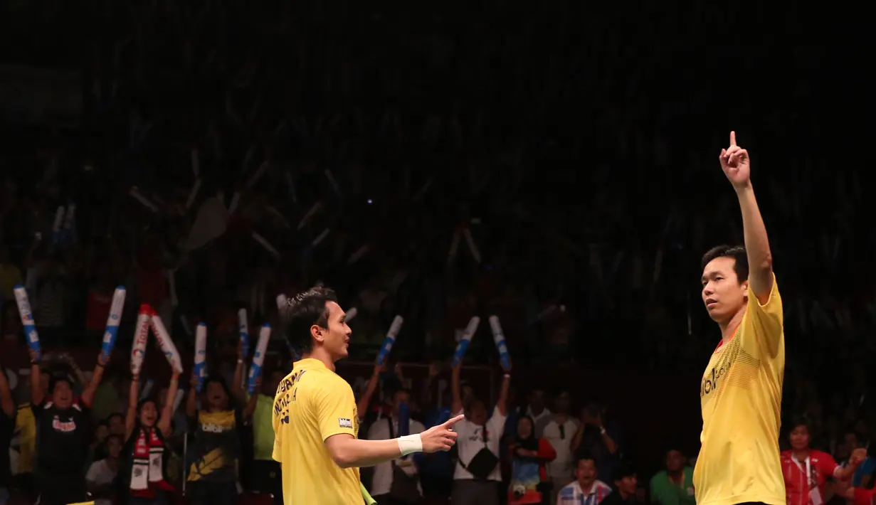 Ekspresi Mohammad Ahsan/Hendra Setiawan sesaat setelah memastikan kemenangan atas Liu Xiaolong/Qiu Zihan dalam final ganda putra Kejuaraan Dunia Bulutangkis 2015. Minggu (16/8/2015). (Bola.com/Arief Bagus)
