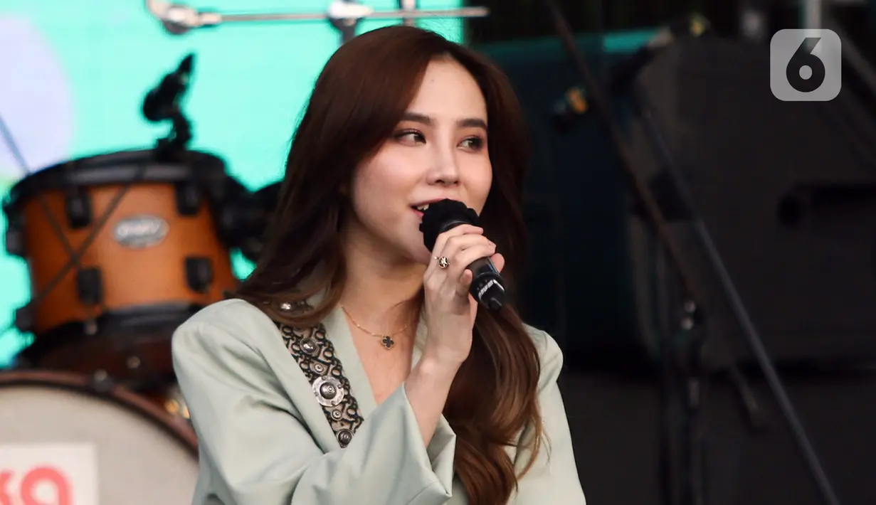 Brand Ambassador Isoplus Agatha Chelsea menyampaikan sambutan saat peluncuran Isoplus COCO dalam acara KapanLagi Buka Bareng 2023. (Liputan6.com/Herman Zakharia)