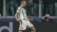 Bek Juventus, Leonardo Bonucci berselebrasi usai mencetak gol ke gawang PSG selama pertandingan lanjutan grup H Liga Champions di stadion Allianz di Turin, Italia, Kamis (3/11/2022). Kekalahan ini membuat Juventus terlempar ke Liga Europa karena berada di posisi ketiga dengan tiga poin. (AP Photo/Antonio Calanni)