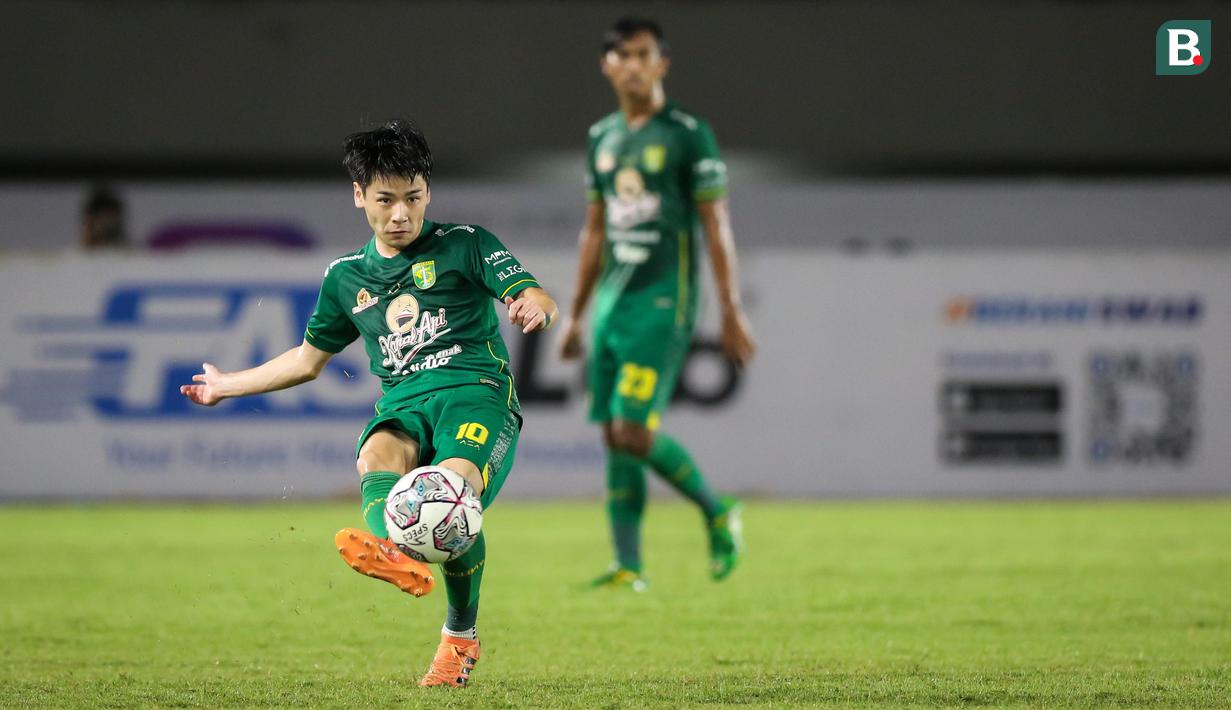 Persebaya justru keluar sebagai tim yang unggul terlebih dahulu lewat gol Taisei Marukawa yang lahir pada menit ke-25. (Bola.com/Bagaskara Lazuardi)