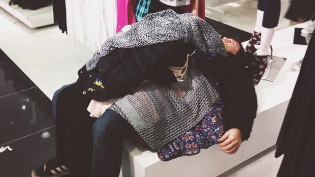 tingkah nyeleneh orang saat belanja (foto: reddit/brightside)