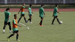 Pemain Timnas Indonesia, Riko Simanjuntak, tampak tersenyum saat latihan di Stadion Madya Senayan, Jakarta, Selasa (22/11). Latihan ini persiapan jelang laga Piala AFF 2018 menghadapi Filipina. (Bola.com/Yoppy Renato)