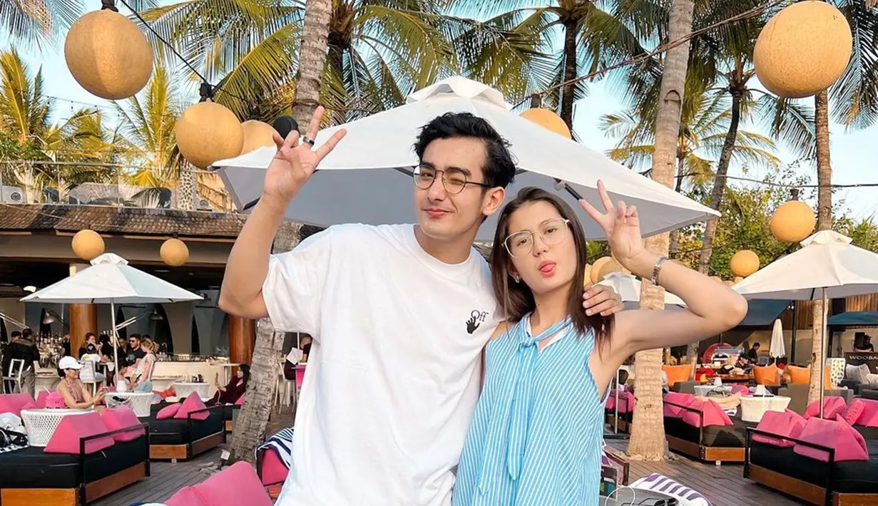 Belum lama ini, Mahdy Reza mengunggah potret kebersamaannya dengan kakak Laura Jackson itu hingga banjir komentar. Tidak hanya 1 foto, Mahdy Reza mengunggah 6 foto kebersamaan bareng Zoe Jackson saat liburan di laman Instagramnya. Terpaut usia 5 tahun, tak heran jika keduanya sangat akrab terlepas dari hubungan yang terjalin diantara keduanya. (Liputan6.com/IG/@mahdyrez)
