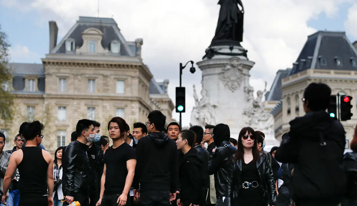 Massa berkumpul saat menggelar demonstrasi di Place de la Republique, di Paris, Prancis (2/4). Insiden kematian dan aksi protes tersebut semakin menambah ketegangan yang terjadi antara Beijing dan Paris. (AFP/Benjamin Cremel)