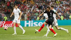 Penyerang timnas Kroasia, Mario Mandzukic mencetak gol ke gawang Inggris pada babak semifinal Piala Dunia 2018 di Stadion Luzhniki, Rabu (11/7). Kroasia menembus final usai menyingkirkan Inggris 2-1 lewat perpanjangan waktu. (AP/Frank Augstein)