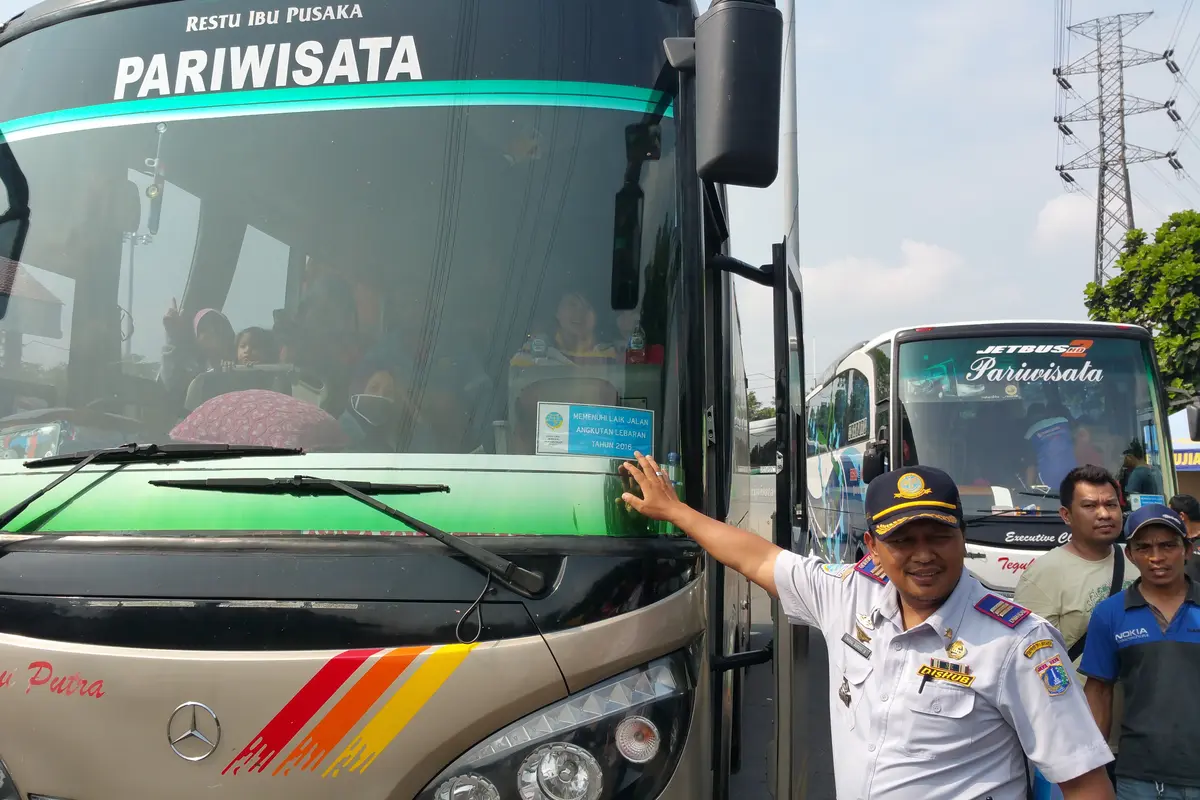 Bus di Terminal Kampung Rambutan