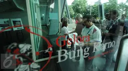 Delegasi Dewan Olimpiade Asia (OCA) bersiap meninjau kondisi terkini Stadion Gelora Bung Karno Jakarta, Selasa (10/5/2016). Rencananya, Stadion GBK akan mulai direnovasi pada awal Juni mendatang. (Liputan6.com/Helmi Fithriansyah)