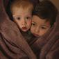 Anak-anak petugas medis menghangatkan diri dalam selimut saat menunggu kerabat mereka di sebuah rumah sakit di Mariupol, Ukraina, Jumat, 4 Maret 2022. Tepat pada hari ini, Kamis, 24 Maret 2022, invasi Rusia ke Ukraina sudah terhitung genap satu bulan penuh.  (AP Photo/Evgeniy Maloletka)