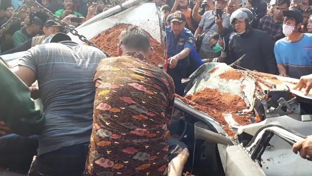 Sebuah kecelakaan maut antara kendaraan pribadi dengan truk tanah terjadi di Jalan Imam Bonjol, Kota Tangerang, Kamis (1/8/2019).
