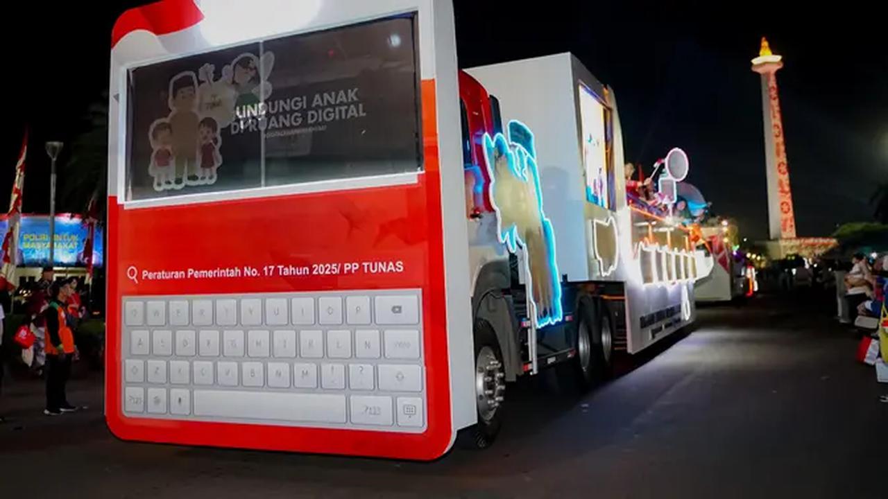 Bagian depan Truk Karnaval Kemkomdigiterpampang ponsel raksasa menayangkan pesan edukasi soal pelindungan anak di ruang digital. (Doc: Kemkomdigi)