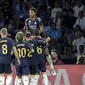 Pemain Real Madrid, Jude Bellingham, melakukan selebrasi bersama rekannya setelah mencetak gol ke gawang Celta Vigo pada laga Liga Spanyol di Stadion The Balaidos, Sabtu (26/8/2023). Madrid menang dengan skor tipis 1-0. (AP Photo/Lalo R. Villar)