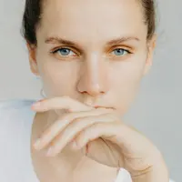 Mata panda dan kantung mata adalah dua kondisi yang sering dialami oleh setiap orang. (Foto: Pexels/Maksim Goncharenok)